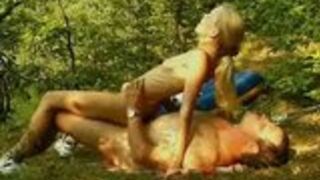 Tatuś zabrał blond suczkę nad wodę na ponton