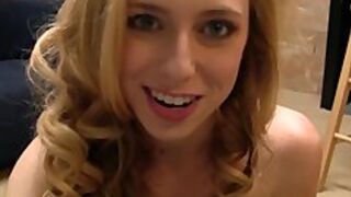 Małolata zdejmuje ciuchy