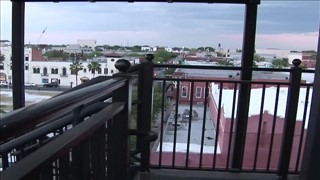 Fajna Latynoska pokazuje swoje cyce i cipę w miejscach publicznych