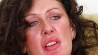 Napalona mamuśka rozkłada nóżki