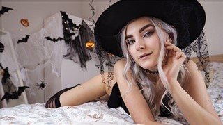 Pokojówka z właścicielką mieszkania