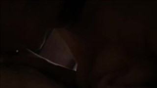 Wypina mu tyłeczek przed buzią i obciąga