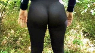 Ssie i masuje pałę dwoma rękoma jednocześnie 