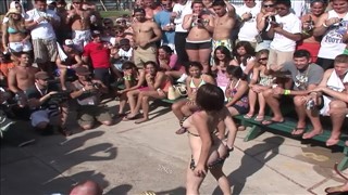 Trzęsienie tyłeczkiem na plaży