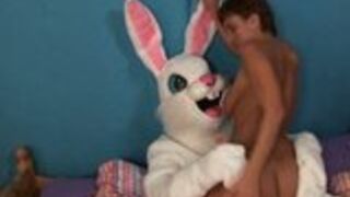 Opalona suka jebie się z napalonym królikiem