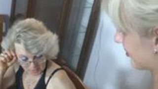 Chuda blondi pod prysznicem