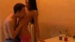 Młody ogier pierdoli brunetkę na kuchennym stole