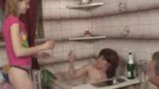 Tatuś rucha swoją córeczkę