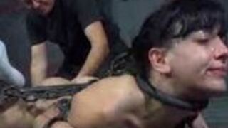 Ostre porno zabawy z przywiązaną laską