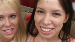 Blondi siedzi i ściska brunetce cyce