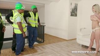 Duży murzyn z małymi czekoladkami