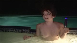 Impreza w basenie na golasa