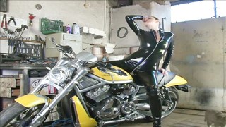 Laska w lateksie na motrze