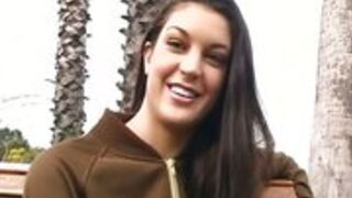 Pochyla się nad pałą i zajmuje się nią ustami