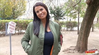 Ruchanie w cyce na masce samochodu