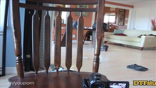 Egzotyczna amatorka dobrze się masturbuje 