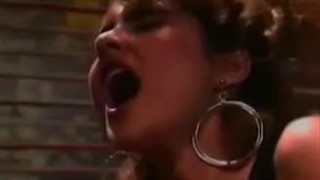 Ruda skacze na pale jak zza młodu