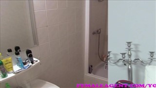 Agentka przygląda się jej masturbacji 