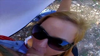 Łysy liże jej opalone ciałko na świeżym powietrzu 