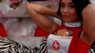 Seksowna w stroju pielęgniarki przed kamerką 