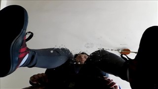 Tajka zapinana w wygoloną piczkę 