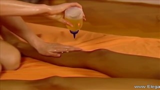 Związana silikonowa suczka z dobrym biuścikiem 