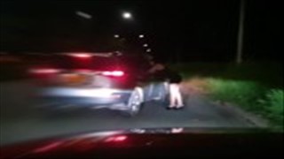 Pluje na jej cipkę i dobrze zapina szparkę 