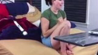 Zabawa nastolatki z wibratorem i sex kamerką