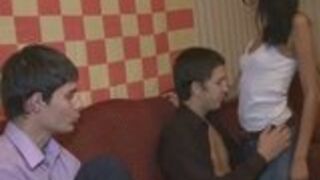 Szczupła brunetka i dwóch napalonych samców