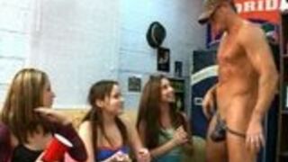 Męski striptiz w akademiku