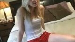 Blond nastolatka ciągnie druta