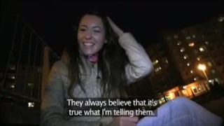 Amatorka zsuwa majteczki i jest posuwana