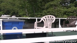 Zlizuje spermę z brzuszka koleżanki na jachcie 