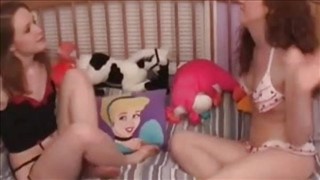 Dziewczyny miziają się nawzajem na łóżku