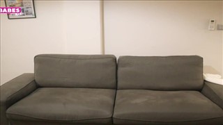 Penetruje młodą swoim sztywnym grzybem 