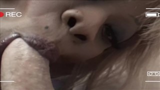 Blond czarnulka liże białą pałę 