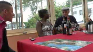 Dziadzio ma chrapkę na murzynkę