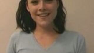 Młoda brunetka lubi ten sport