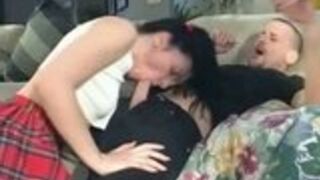 Pod spódniczką jest seksowna dupeczka