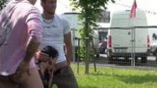 Publiczny sex trójkącik na świeżym powietrzu