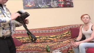 Ruda rozbiera się przed dziadkiem 