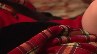 Azjatka ociera się o nogę od stołu