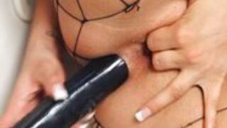 Masturbacja cycatej kurwy z dużymi brodawami