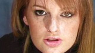 Ruda w rajstopkach i fajnym biustem 