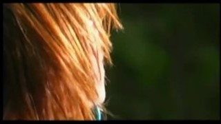 Cudnowne laski na drewanianym krześle w ogrodzie 