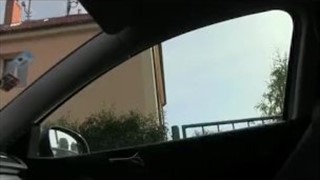 Wydymał porno amatorkę na tylnych siedzeniach 