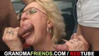 Spita cycata matka z facetami 