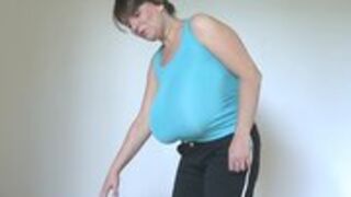 Mega cycata mamuśka ćwiczy na piłeczce 