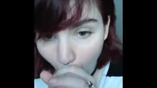 Ujeżdża go i klepie się po dupie