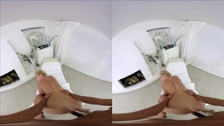 Delikatnie pieści jej ciałko paluszkami